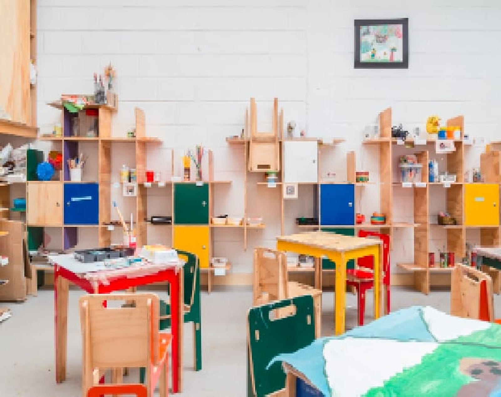 Taller infantil con mobiliario de madera de colores